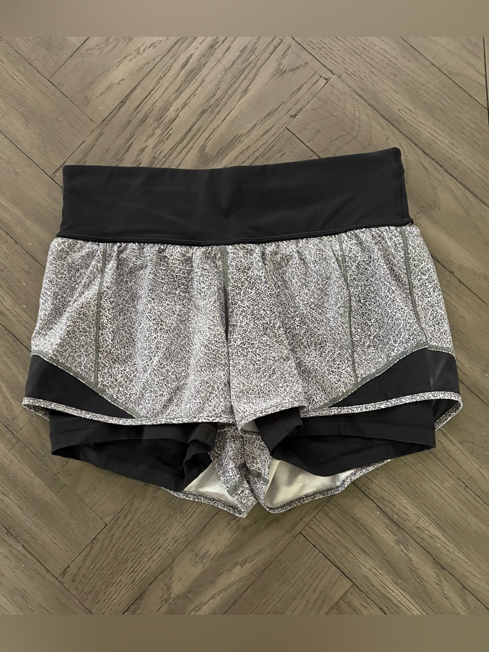 Lululemon Hotty Hot Size 6 Shorts 2.5" Fractal Alpine White Black Blockette